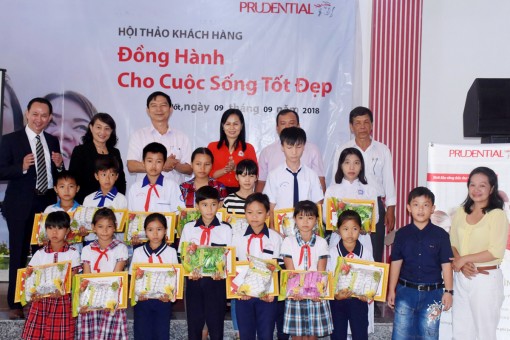 Công ty Bảo hiểm nhân thọ Prudential Việt Nam tặng 30 suất học bổng cho học sinh nghèo