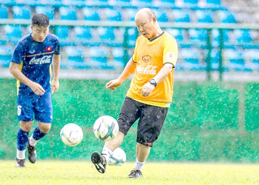 Về lại “ao làng” AFF Cup, sao lại khó?