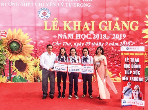 HEAD Hồng Đức trao 45 suất học bổng tiếp sức đến trường