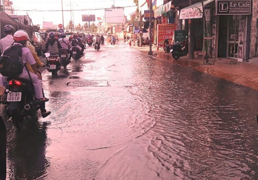 Triều cường, nước trên sông rạch tiếp tục lên cao