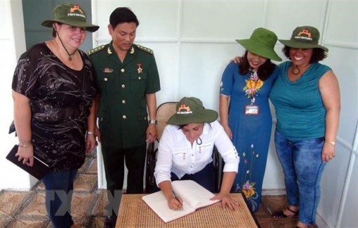Cùng vun đắp tình đoàn kết anh em thủy chung Việt Nam-Cuba