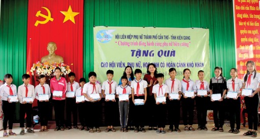 Chăm lo phụ nữ và trẻ em nghèo vùng biên giới