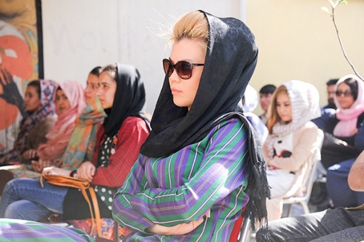 Chấp nhận “dao kéo”

để không bị kỳ thị