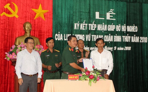 Thêm 21 hộ dân được lực lượng vũ trang nhận giúp đỡ