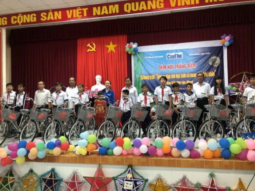 Báo Cần Thơ tặng quà Tết Trung thu và xe đạp cho học sinh có hoàn cảnh khó khăn