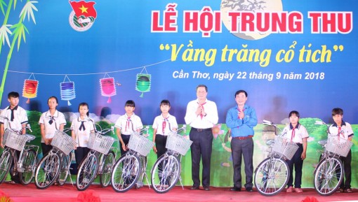 Tặng quà Trung thu cho 300 học sinh có hoàn cảnh khó khăn