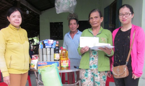Hỗ trợ 2 hoàn cảnh bệnh tật, khó khăn