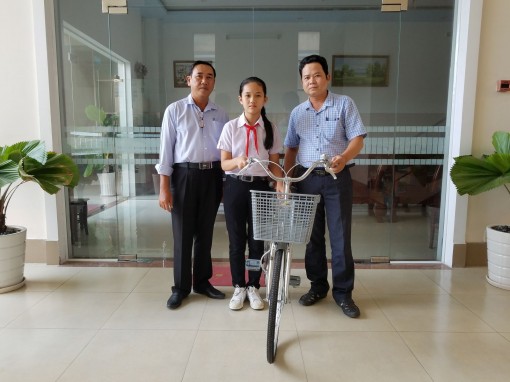Báo Cần Thơ tặng xe đạp cho học sinh có hoàn cảnh khó khăn