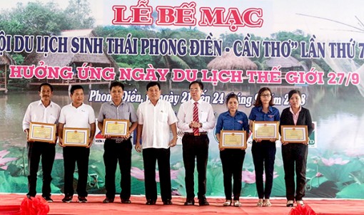 Hơn 60.000 lượt khách đến tham quan Ngày hội

Du lịch sinh thái Phong Điền 2018