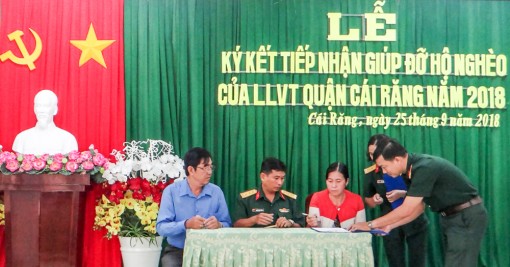 Lực lượng vũ trang nhận giúp đỡ 8 hộ nghèo