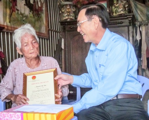 Thăm, tặng quà, 
mừng thọ người cao tuổi