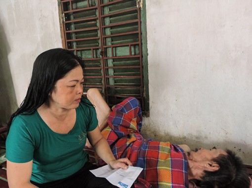 Giúp người cao tuổi bệnh tật