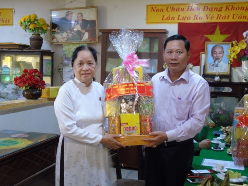 Thăm các hội quán nhân kỷ niệm 60 năm Ngày viên tịch của Đức Tông sư Minh Trí