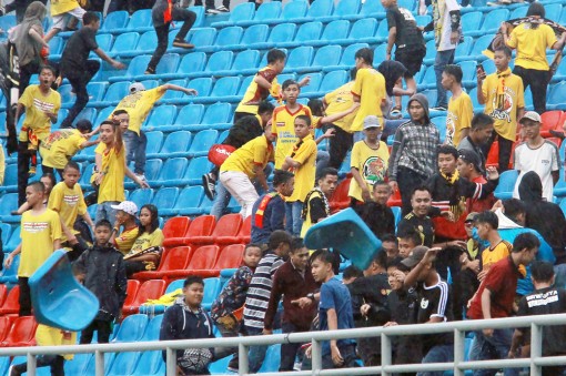 Bạo lực “vấy bẩn” bóng đá Indonesia