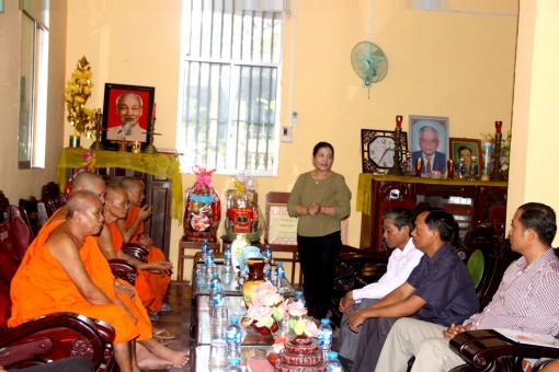 Vụ địa phương III thăm, tặng quà sư sãi, gia đình chính sách Khmer