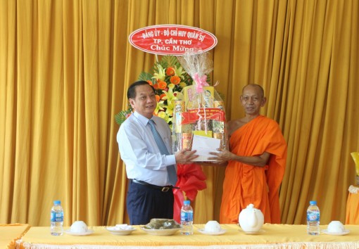 Lãnh đạo thành phố chúc mừng lễ Sene Đôn ta