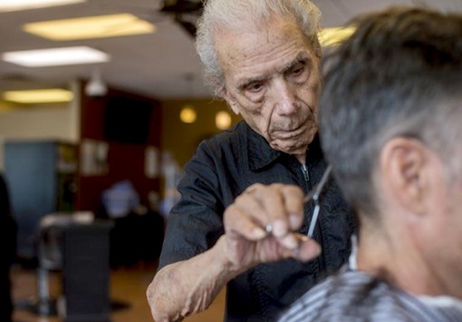 Thợ cắt tóc lớn tuổi nhất thế giới