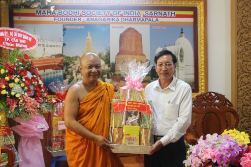 Ủy ban MTTQVN Thành phố chúc mừng lễ Sene Dolta