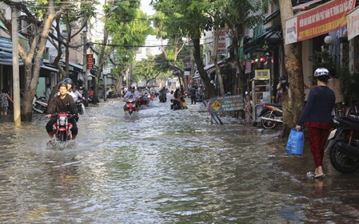 Nước lũ tiếp tục lên cao và sẽ xuống dần sau ngày 14-10-2018