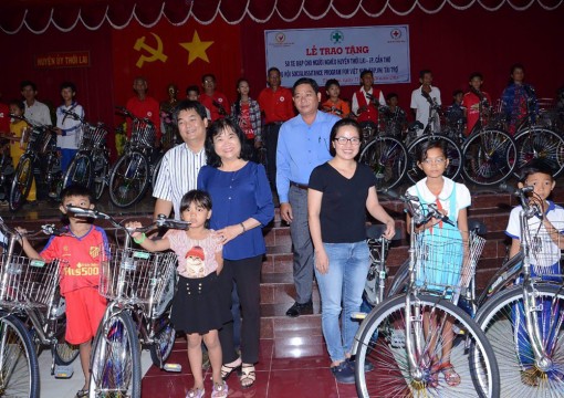 Trao xe đạp cho người nghèo ở huyện Thới Lai