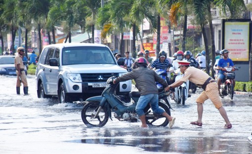 Điều tiết giao thông trong những ngày triều cường 