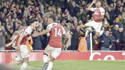 Arsenal trở lại cuộc đua vô địch EPL