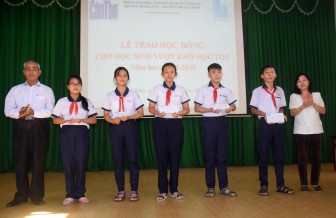 Báo Cần Thơ trao học bổng cho học sinh nghèo vượt khó