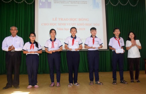 Báo Cần Thơ trao học bổng cho học sinh nghèo vượt khó