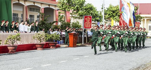 Đẩy mạnh phong trào thi đua quyết thắng, xây dựng lực lượng vũ trang thành phố vững mạnh toàn diện­