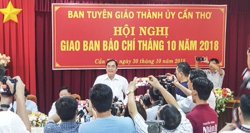 Giao ban báo chí tại Cần Thơ: Nhiều câu hỏi về vụ "đổi 100 USD"