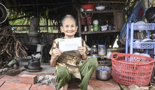 Giúp đỡ cụ già neo đơn, vất vả mưu sinh