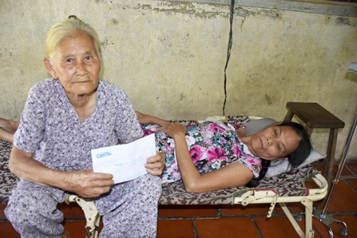 Giúp cụ bà 73 tuổi có điều kiện chăm sóc con gái bị bệnh