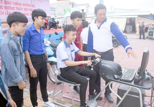 Phối hợp thực hiện chương trình an toàn giao thông cho nụ cười trẻ thơ
