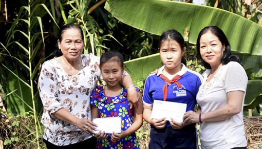 Giúp hai trẻ mồ côi tiếp tục đến trường