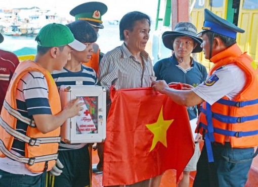 Đồng hành với ngư dân vươn khơi, giữ biển