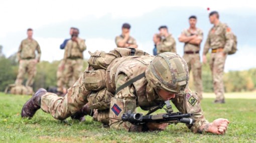 Anh bỏ quy định cư trú đối với tân binh