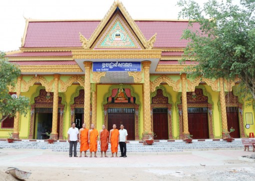 គំ​​រូ​ព្រះ​តេជ​គុណ​ថាច់​សល់​