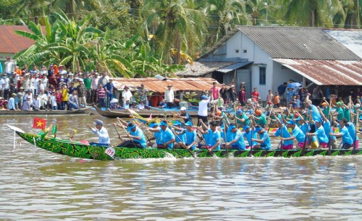 ពុះ​ពោរ​ពិ​ធី​ប្រ​ណាំង​ទូក​-ង​របស់​ជន​រួម​ជាតិ​ខ្មែរ​ស្រុក​ម៉ី​ទូ