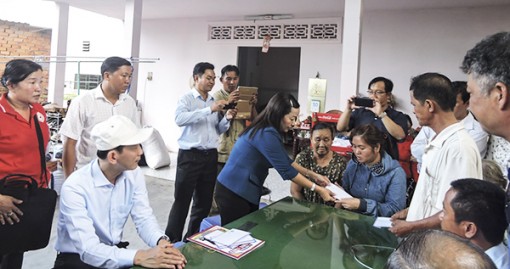 Đại biểu HĐND thành phố thăm, tặng quà các hộ dân bị ảnh hưởng vụ cháy ở Cái Răng