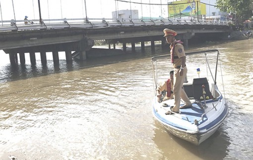 Chìm sà lan, 4 người thoát nạn