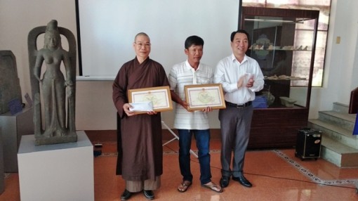 Giao nộp tượng nữ thần Saraswati trị giá 7,5 tỷ đồng