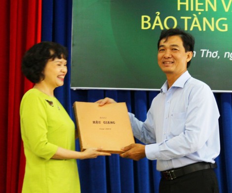 Các báo Nam sông Hậu tặng hiện vật trưng bày đến Bảo tàng Báo chí Việt Nam