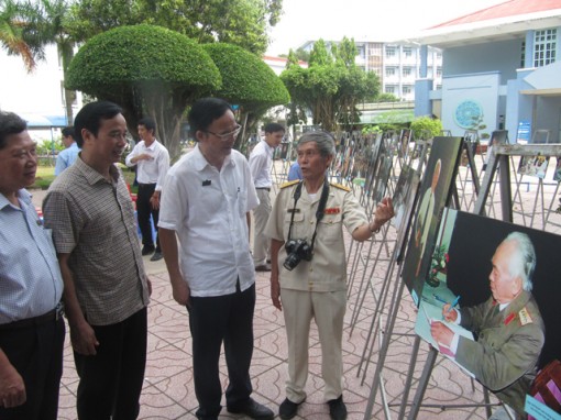 Trưng bày hình ảnh Đại tướng Võ Nguyên Giáp và Mẹ Việt Nam Anh hùng