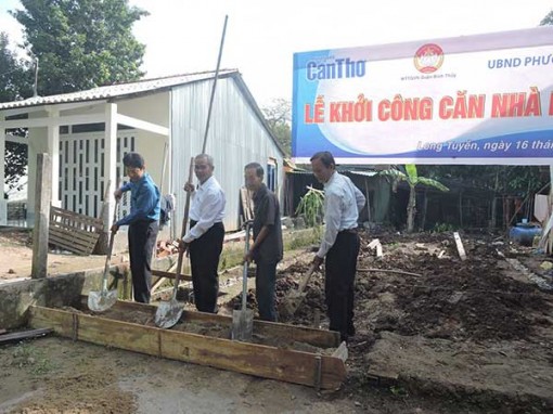 Trao tặng nhà Đại đoàn kết