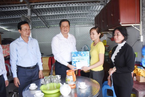 Lãnh đạo thành phố thăm hỏi, tặng quà gia đình nạn nhân tử vong do tai nạn giao thông