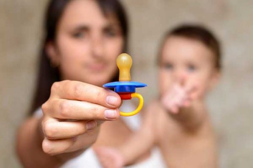 Bố mẹ ngậm ti giả giúp con giảm nguy cơ dị ứng và hen suyễn