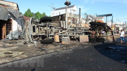 Xe bồn chở xăng gây tai nạn kinh hoàng, 6 người chết cháy