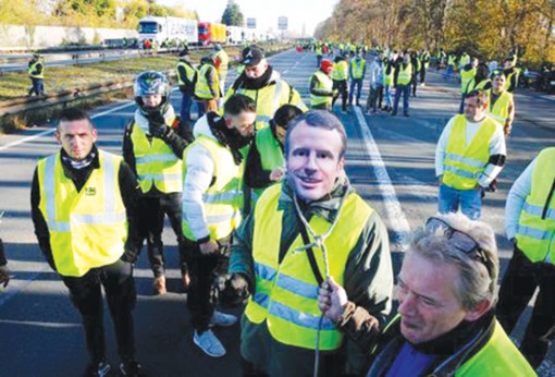 “Áo khoác vàng” dậy sóng ở Paris