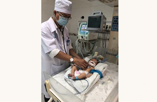 Phẫu thuật cứu sống trẻ  5 ngày tuổi bị teo thực quản, hậu môn nắp, tim bẩm sinh