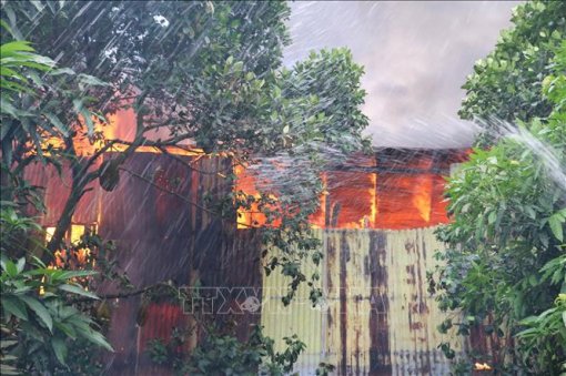 An Giang: Hỏa hoạn thiêu rụi 2 căn nhà, hàng chục hộ dân xung quanh phải di tản